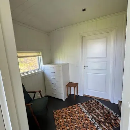 Feriehus Og Naust I Idylliske Omstendigheter