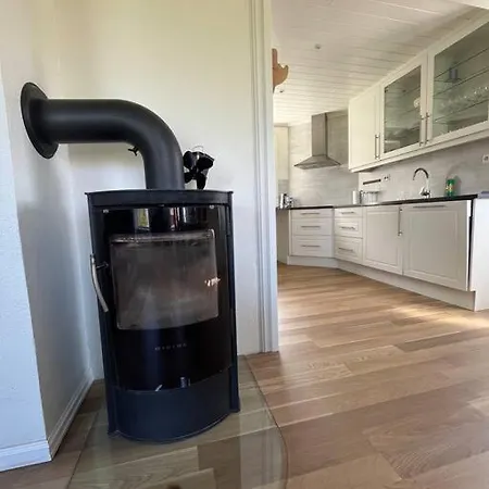 Og Naust I Idylliske Omstendigheter Tjørvåg