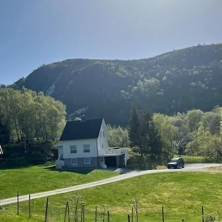 Og Naust I Idylliske Omstendigheter