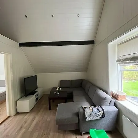 Og Naust I Idylliske Omstendigheter