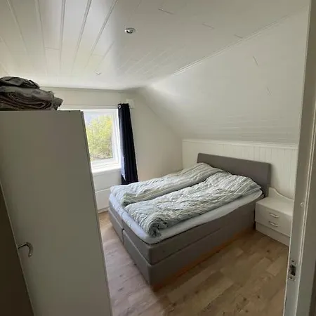 Og Naust I Idylliske Omstendigheter Feriehus