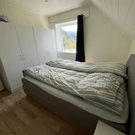 Og Naust I Idylliske Omstendigheter Holiday home Tjorvag