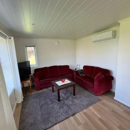 Og Naust I Idylliske Omstendigheter Tjørvåg