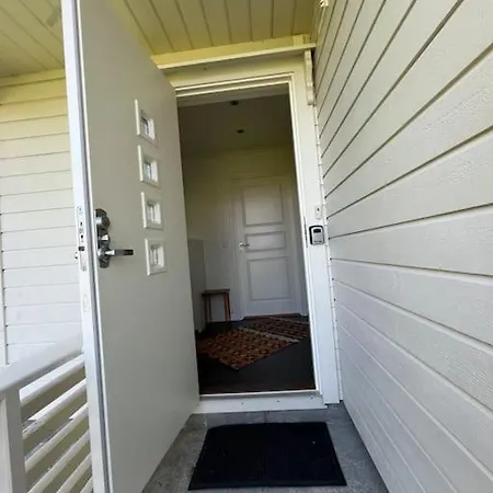 Feriehus Og Naust I Idylliske Omstendigheter