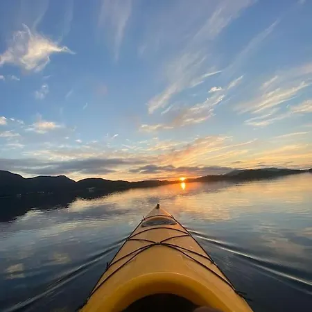 Og Naust I Idylliske Omstendigheter *