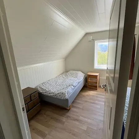 Og Naust I Idylliske Omstendigheter Feriehus Tjørvåg