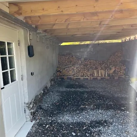 Og Naust I Idylliske Omstendigheter *