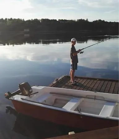 Og Naust I Idylliske Omstendigheter Feriehus