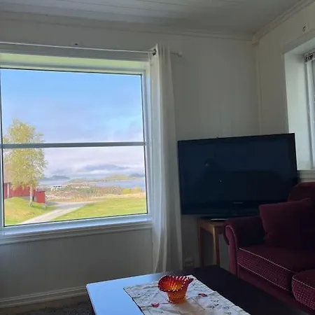 Feriehus Og Naust I Idylliske Omstendigheter