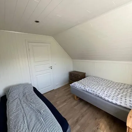 Og Naust I Idylliske Omstendigheter *