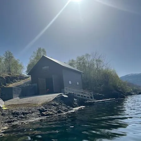 Og Naust I Idylliske Omstendigheter