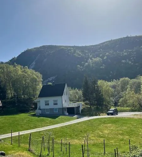 Og Naust I Idylliske Omstendigheter