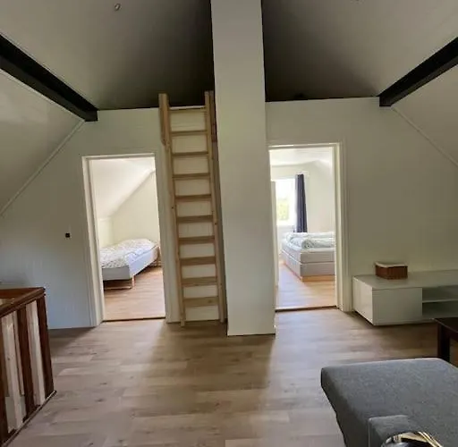 Og Naust I Idylliske Omstendigheter * Tjørvåg