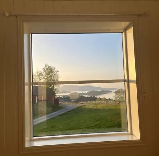 Og Naust I Idylliske Omstendigheter *