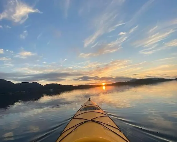Og Naust I Idylliske Omstendigheter *