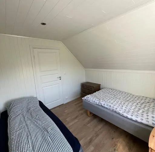 Og Naust I Idylliske Omstendigheter *