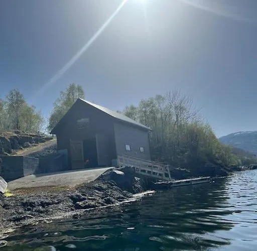 Og Naust I Idylliske Omstendigheter